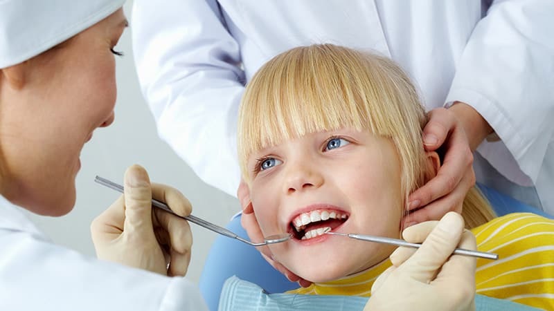Sådan behandler betændelse i tandkødet hos børn