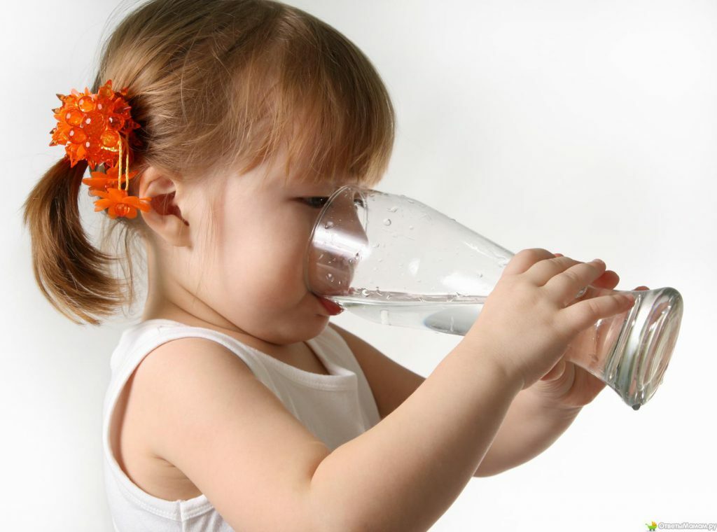 Das Kind trinkt Wasser