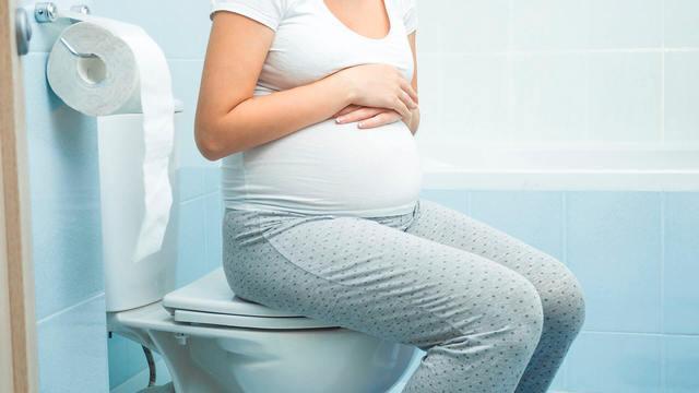 Verstopfung, von der die meisten Schwangeren betroffen sind, ist eine der Ursachen für Schmerzen.