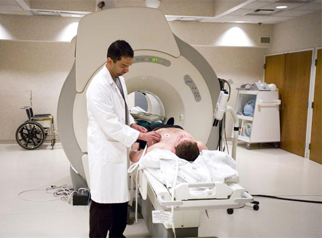 De patiënt ondergaat MRI