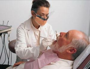 Dental protheses voor gepensioneerden te bevrijden: de categorieën van personen, de opdracht en de voorwaarden voor het verlenen van verstrekkingen