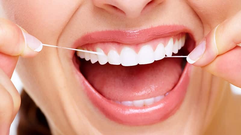 El hilo dental, cómo utilizar correctamente