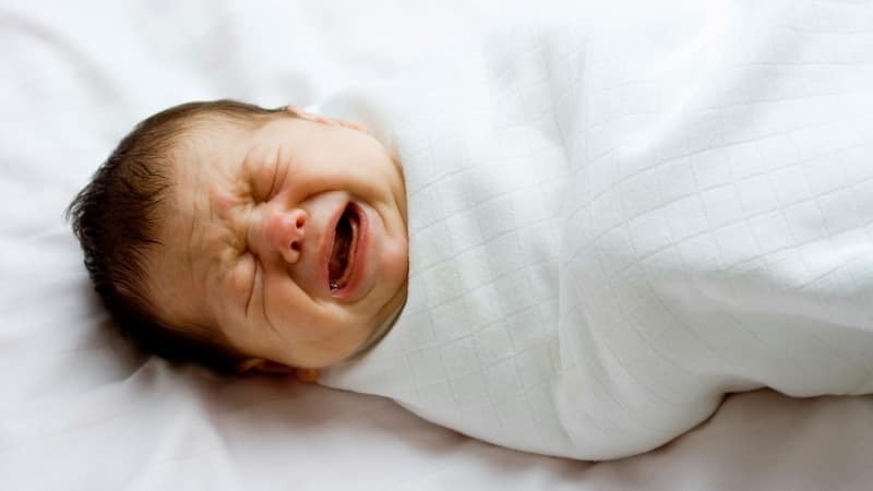 Barn 2 måneder: sikle bobler i spedbarn på en måned