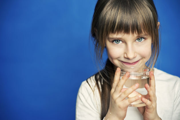 Tillräckligt intag av vatten kommer att bidra till att undvika förstoppning hos barn