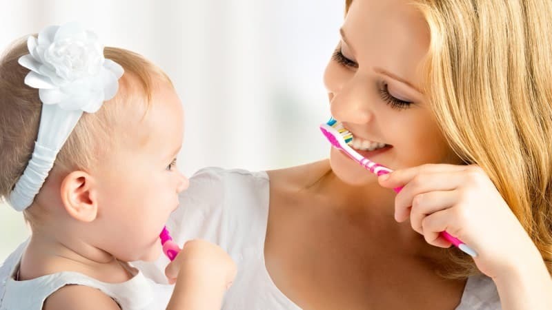 når du har brug for at begynde at børste baby tænder