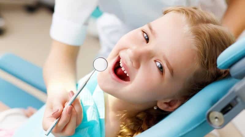 gewaagde witte geel plaque op de tanden in een kind van 2 jaar