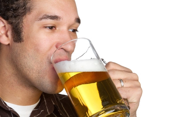 El efecto de la cerveza en el cuerpo de un hombre beneficios y daños