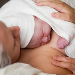 Vilka komplikationer kan inträffa efter att ha fött?