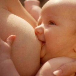 Pijn in de darm, obstipatie en loopneus in een baby met borstvoeding