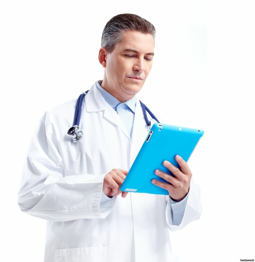médico con una tableta