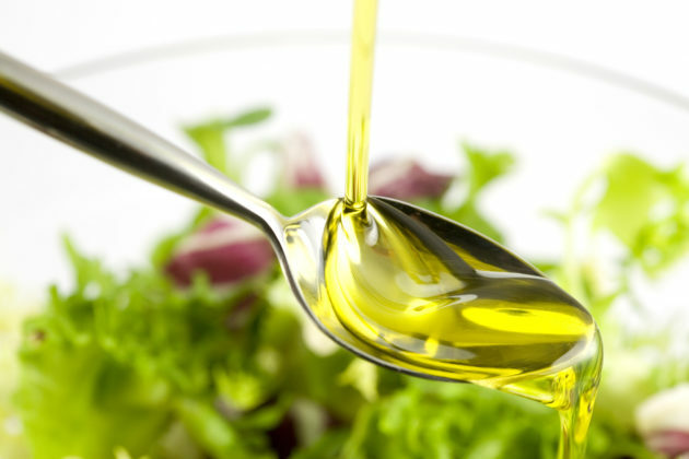 L'olio d'oliva per la stitichezza: proprietà e applicazioni utili