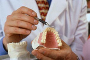 Een tandarts kan u helpen bij het kiezen van de beste tools voor het kunstgebit.