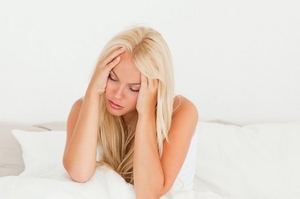 Perché c'è un mal di testa dopo il sonno?