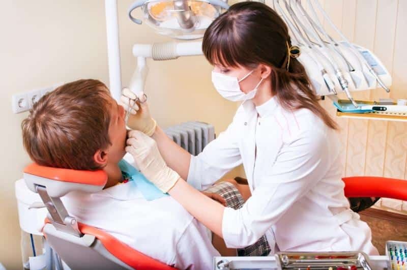Impianti dentali: come metterli, le fasi di protesi