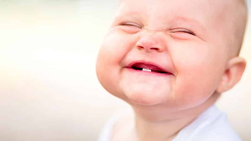 Første tennene hos spedbarn: når jeg begynner å stige