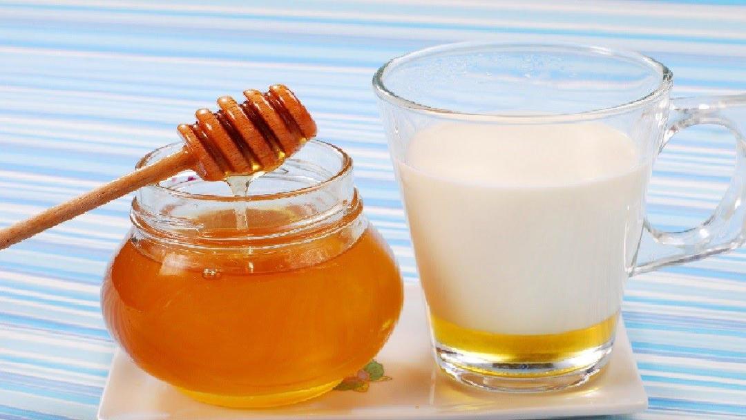 Warme Milch mit Honig vor dem Schlafengehen kann bei Schlaflosigkeit helfen