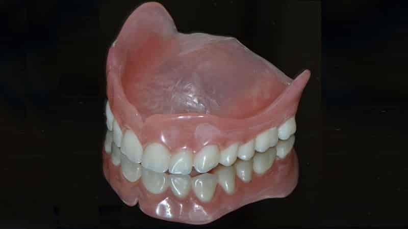 čištění zubní protézy plastový plak z tmy
