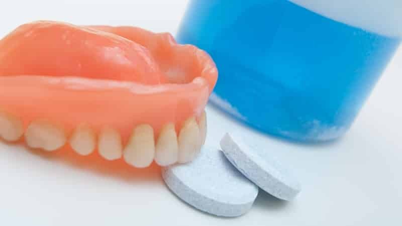 péči o zubní protézy z plastu