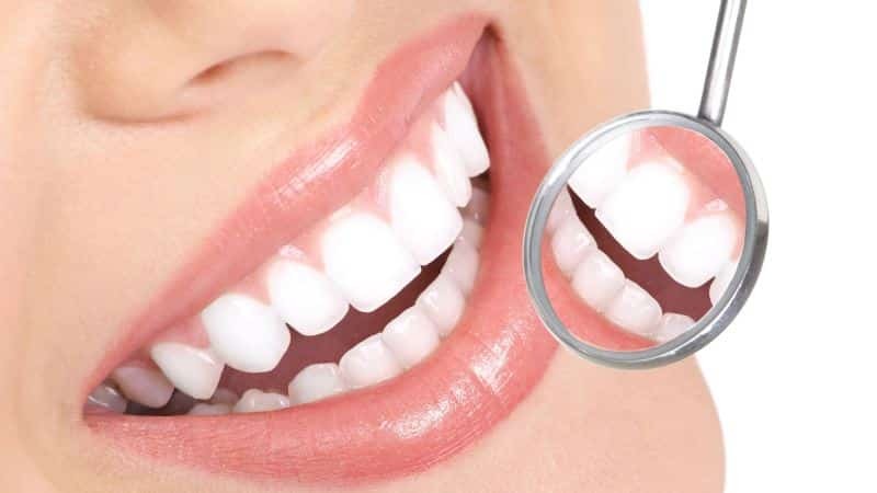 Vare sig skadliga rengöring av tänder med ultraljud före och efter bilder