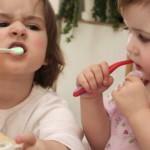 Los niños se cepillan los dientes