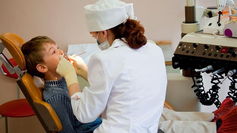 Sono bambini trattati pulpite o noioso per estrarre il dente?
