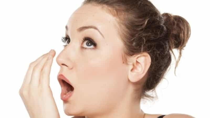 lugt af afføring munden årsager