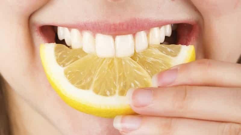cómo quitar la placa en los dientes limpios