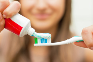 Opslag, reiniging en onderhoud van kunstgebitten thuis, met name de professionele reiniging en tandheelkundige tips