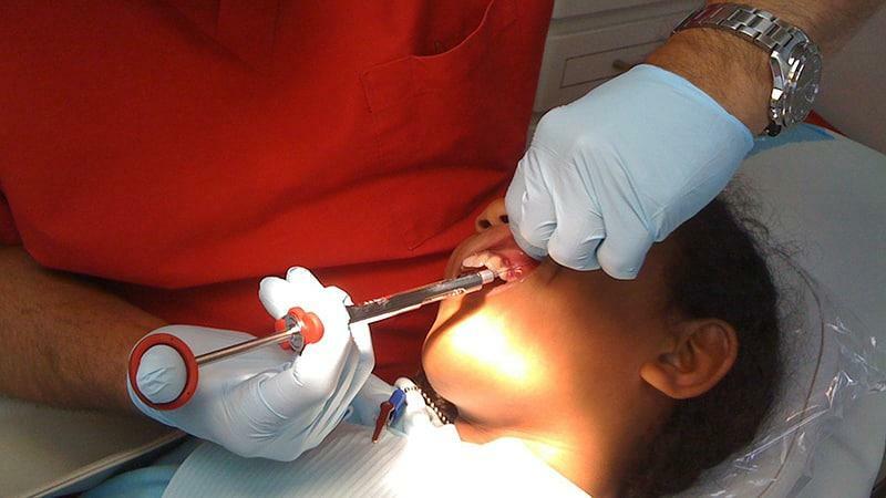 Hævet gingiva omkring tanden