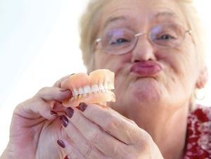Prothetische Möglichkeiten in Abwesenheit von Zähnen, die Vor- und Nachteile der einzelnen Optionen, die geschätzt Kosten