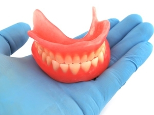 Tandproteser på suckers: fordele og ulemper, især deres opbevaring og tandpasta på rodskud