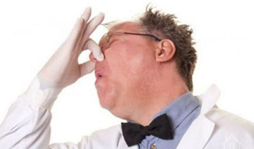 Príčiny vážneho zápachu moču u mužov