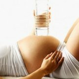 ¿Cuántos líquidos por día durante el embarazo?
