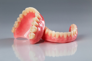 Características de dentaduras removíveis parciais com base na placa