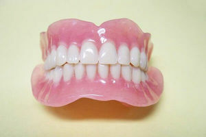 Advantages and disadvantages of dentures made of acrylic