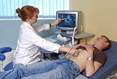 Läkaren genomför en ultraljudsundersökning