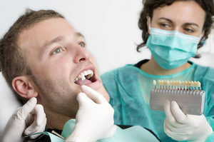 Qual é o custo de Lumineers para dentes lyuminiringa nuances e vantagens, o preço de placas cerâmicas em um único dente