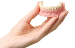 Herausnehmbare Prothesen wieder herzustellen Zähne: ihre Vor- und Nachteile, Typen und Preise