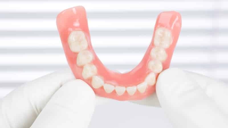 Clean zubní protézy plastové plak ze tmy