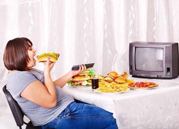 Es wird auch nicht empfohlen, während des Anschauens von Filmen oder Fernsehsendungen zu essen.