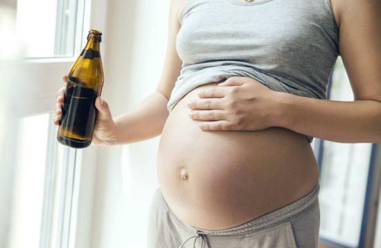 Kan jag dricka alkoholfritt öl under graviditeten, för-och nackdelar