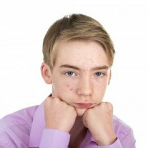 Akné dospívající chlapci: proč tam jsou a jak se jich zbavit