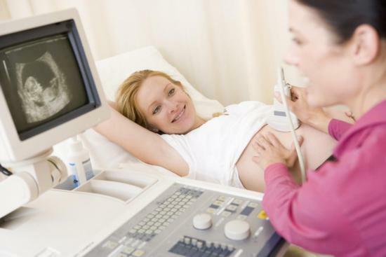 Vid konstaterad graviditet är nödvändigt att övervaka tillståndet hos fostret