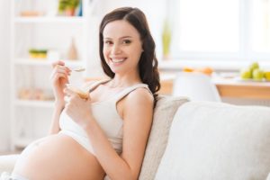 Pregnant eats honey