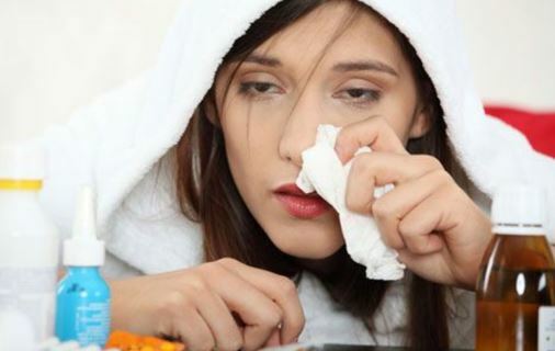 Frau ist krank mit der Grippe