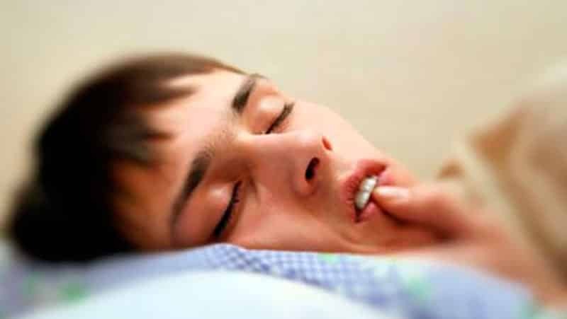 Zähneknirschen im Schlaf