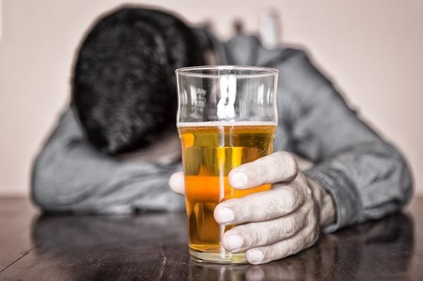 Zneužívanie alkoholu je jednou z príčin pankreatitídy