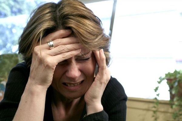 Welche Pathologien sind die Kopfschmerzen beim Aufstehen?