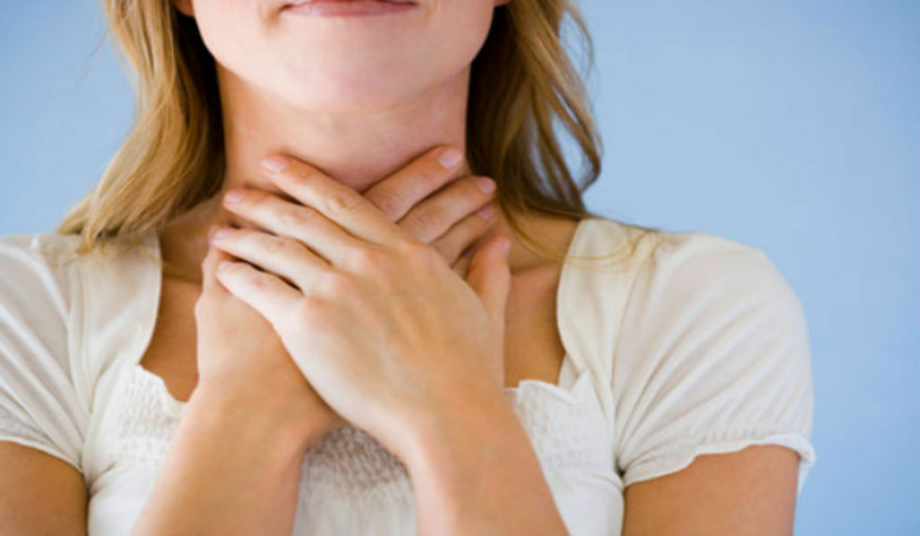 Hoe de behandeling van een zere keel