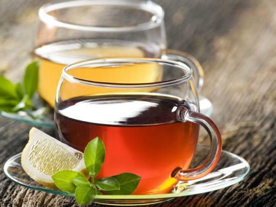 Vid beredning av te, använd inte varmt vatten